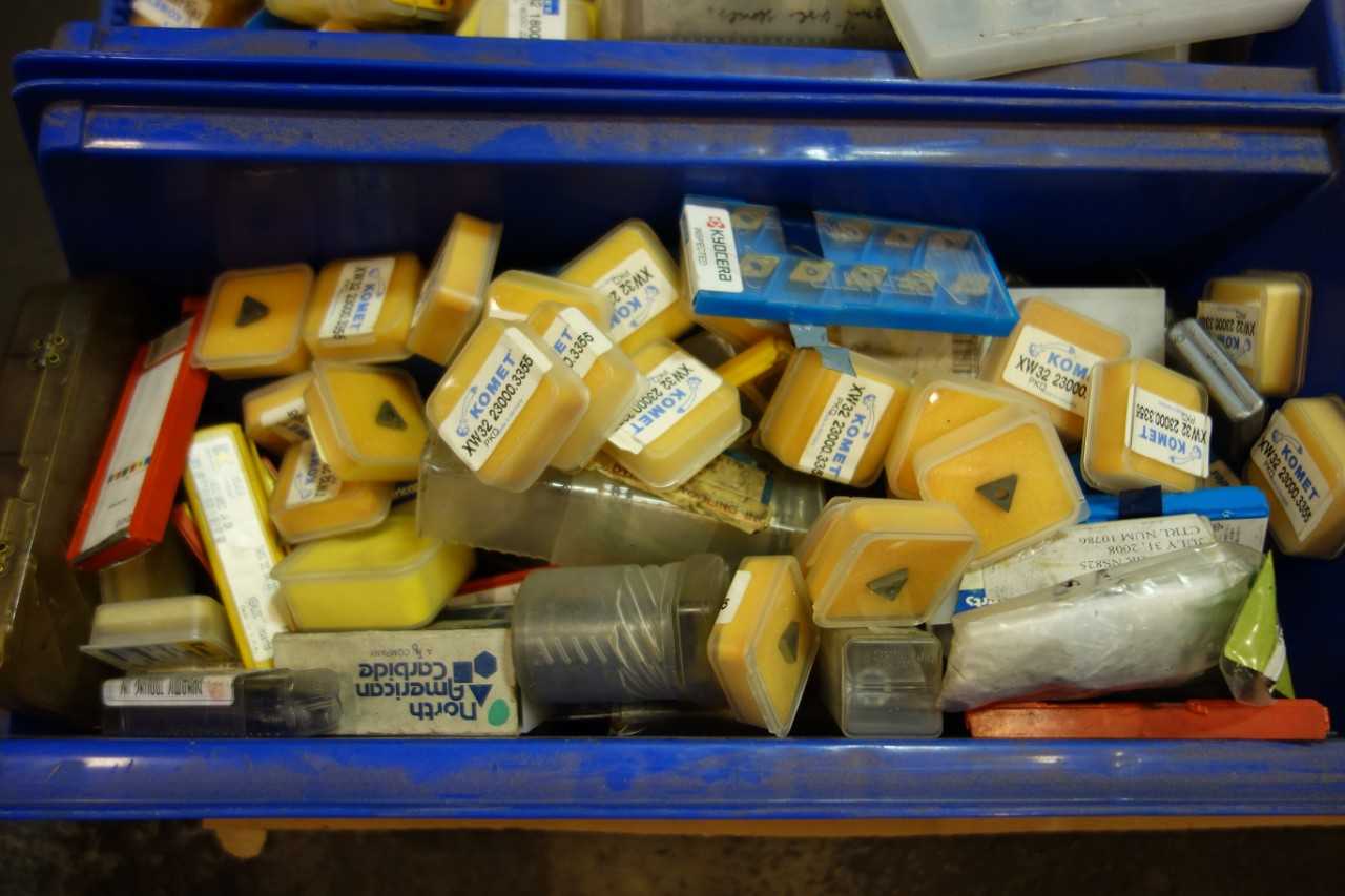 LOT OF ASSORTED CARBIDE TIPS, ATTACHMENTS, BITS, TOOLING EQUIPMENT- KENNAMETAL, KOMET, KYOCERA - MACHINING ACCESSORIES & TOOLING