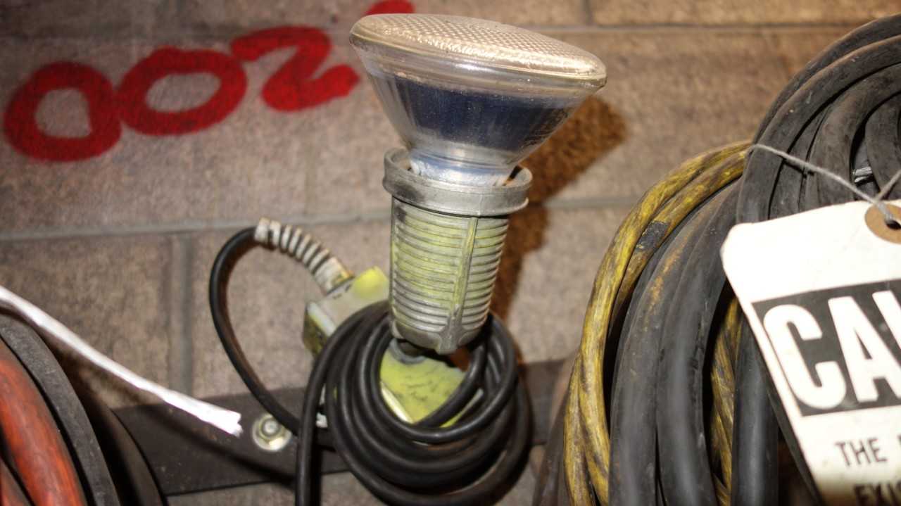 ASSORTED LOT OF EXTENSION CABLE AND LIGHTING - LIGHTING