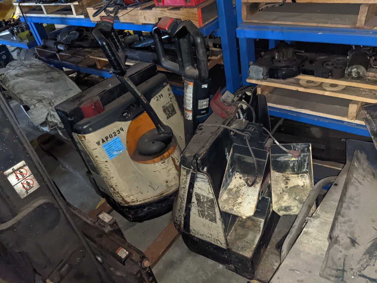LOT OF 2 WP2035-27.5 ELECTRIC PALLET JACK (NEED REPAIRS MISSING BATTERY) - MANUAL PALLET JACKS