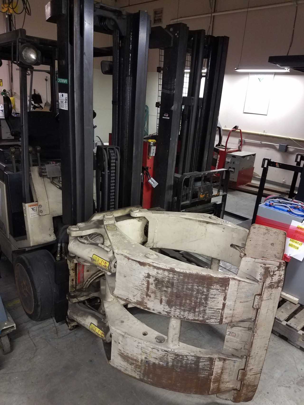 1991 Crown 60FCTT190 sitdown counterbalance with roll clamp Omaha NE - FORKLIFTS