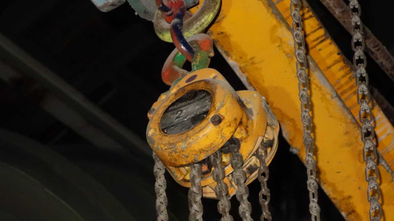 2 TON MANUAL CHAIN HOIST AND TROLLEY - MISCELLANEOUS