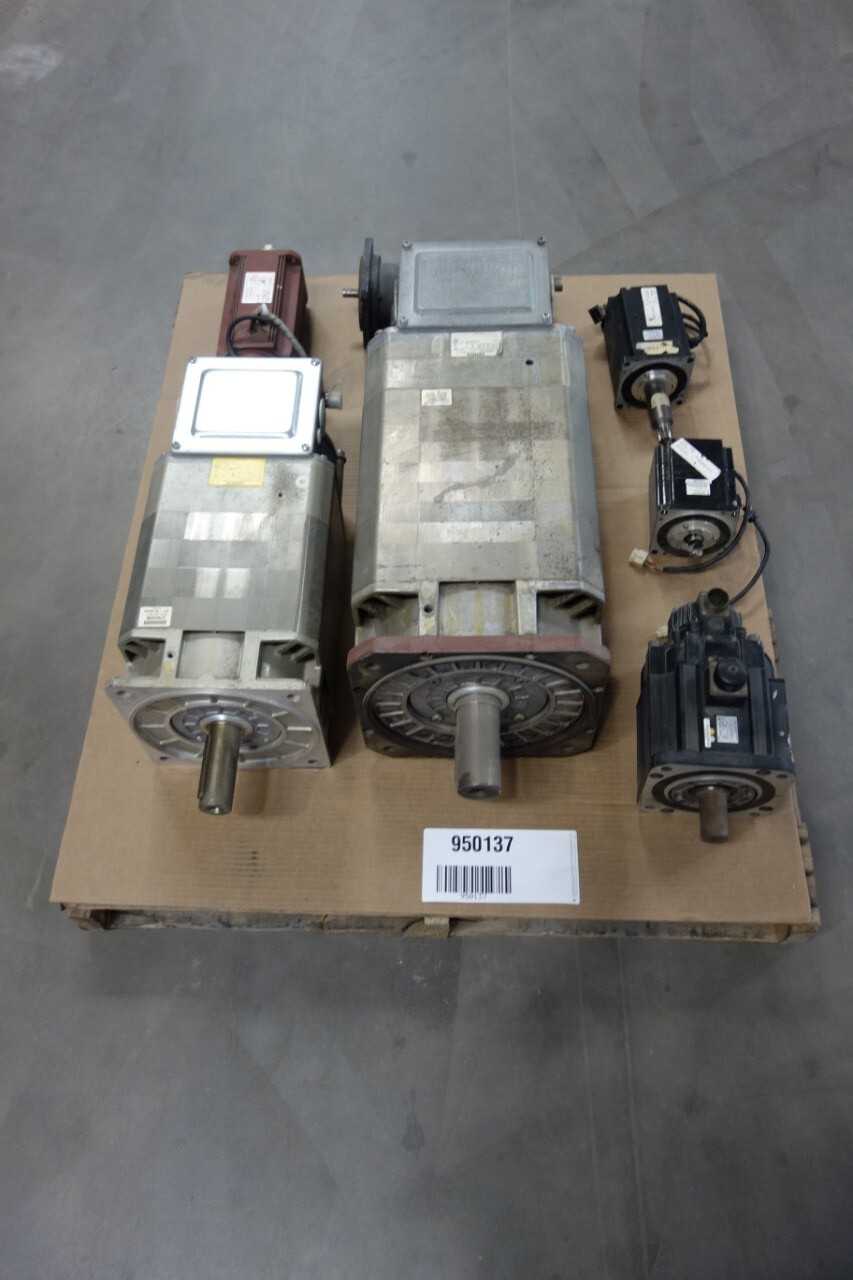 LOT OF ASSORTED SERVO MOTORS - SERVO