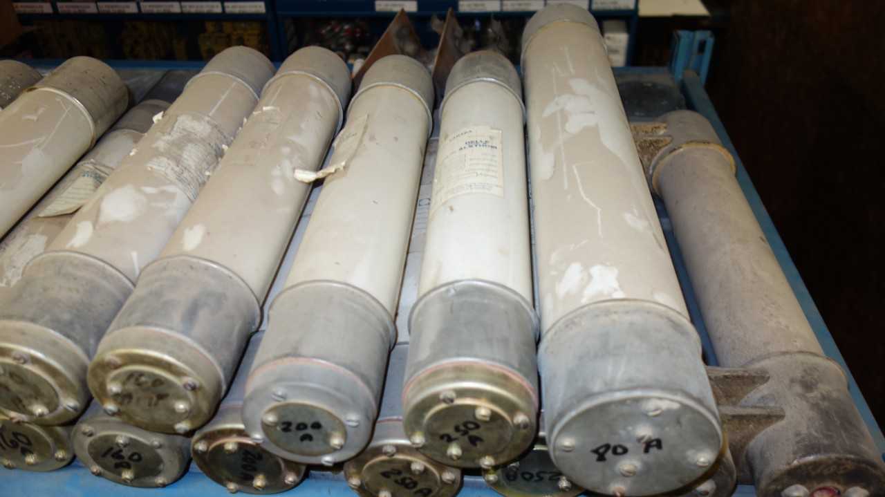 LOT OF ASSORTED FUSES - FUSES