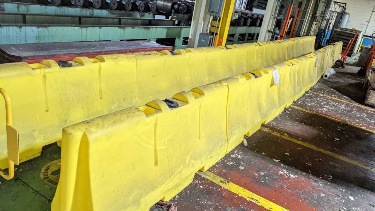 Lot of 10 safety traffic barriers - SAFETY EQUIPMENT