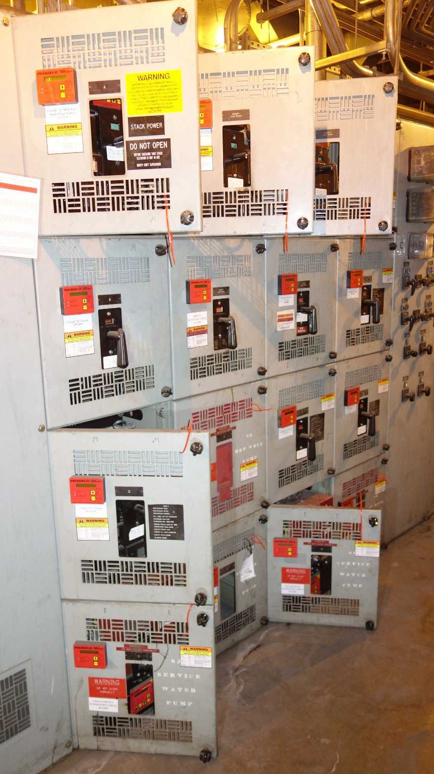 LOT OF 13 ASSORTED WESTINGHOUSE SWITCHGEAR AIR CIRCUIT BREAKER, 11X DB25 400A 600V-AC BREAKER, 2X DB-25A 320A 600V-AC BREAKER DELAYED REMOVAL - SWITCHGEAR
