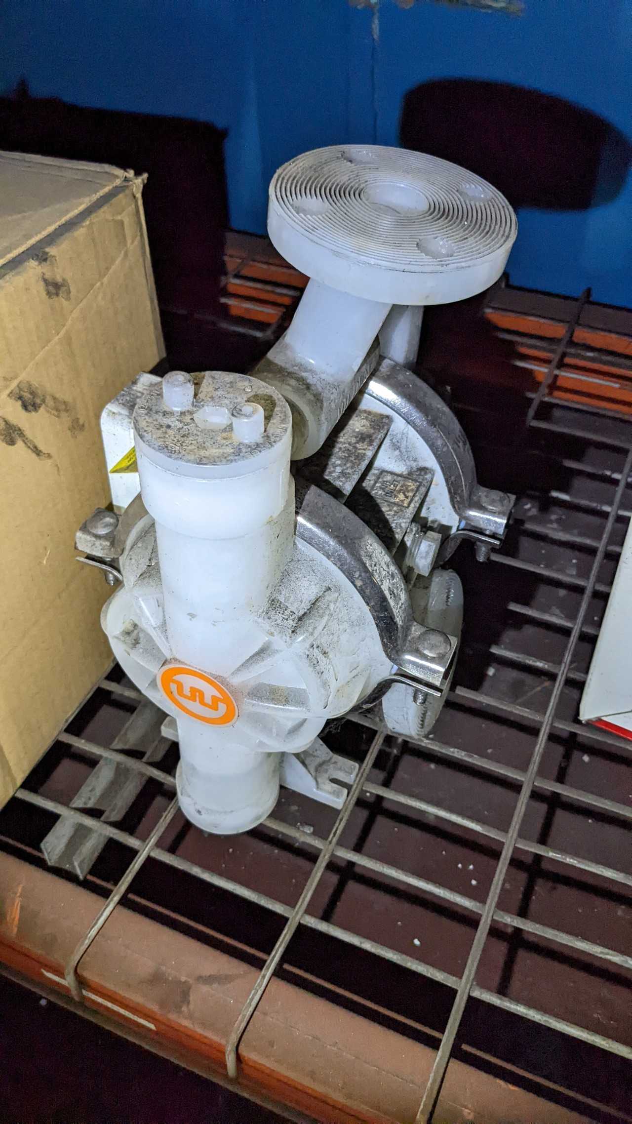 Contents on rack with 3 Loadmate LM 05, Ingersoll air intake filter 39708466 - SHELVING