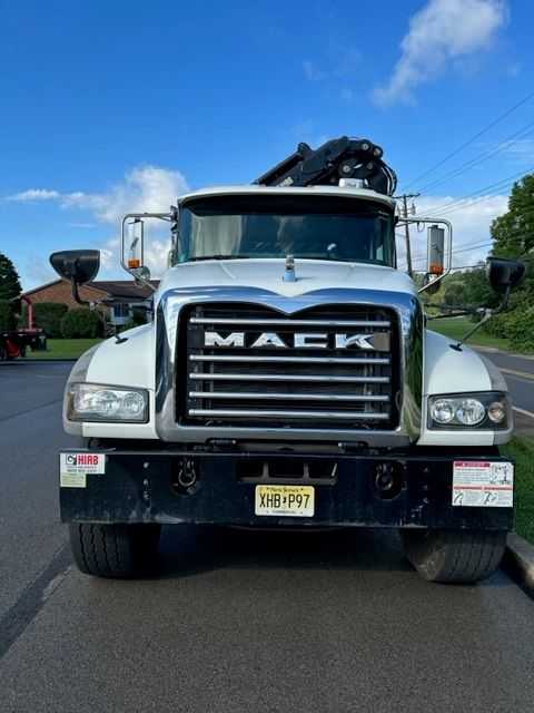 2015 MACK GU713 FLATBED TRUCK WITH HIAB 322 KNUCKLE BOOM - HYDRO EXCAVATOR TRUCKS