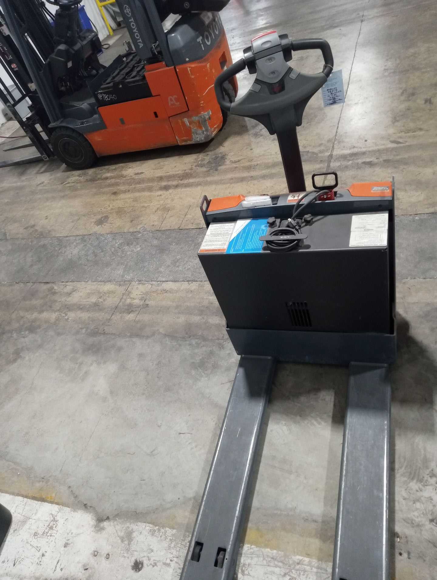 Toyota 8HBW23 Electric Pallet jack - MATERIAL HANDLING EQUIPMENT