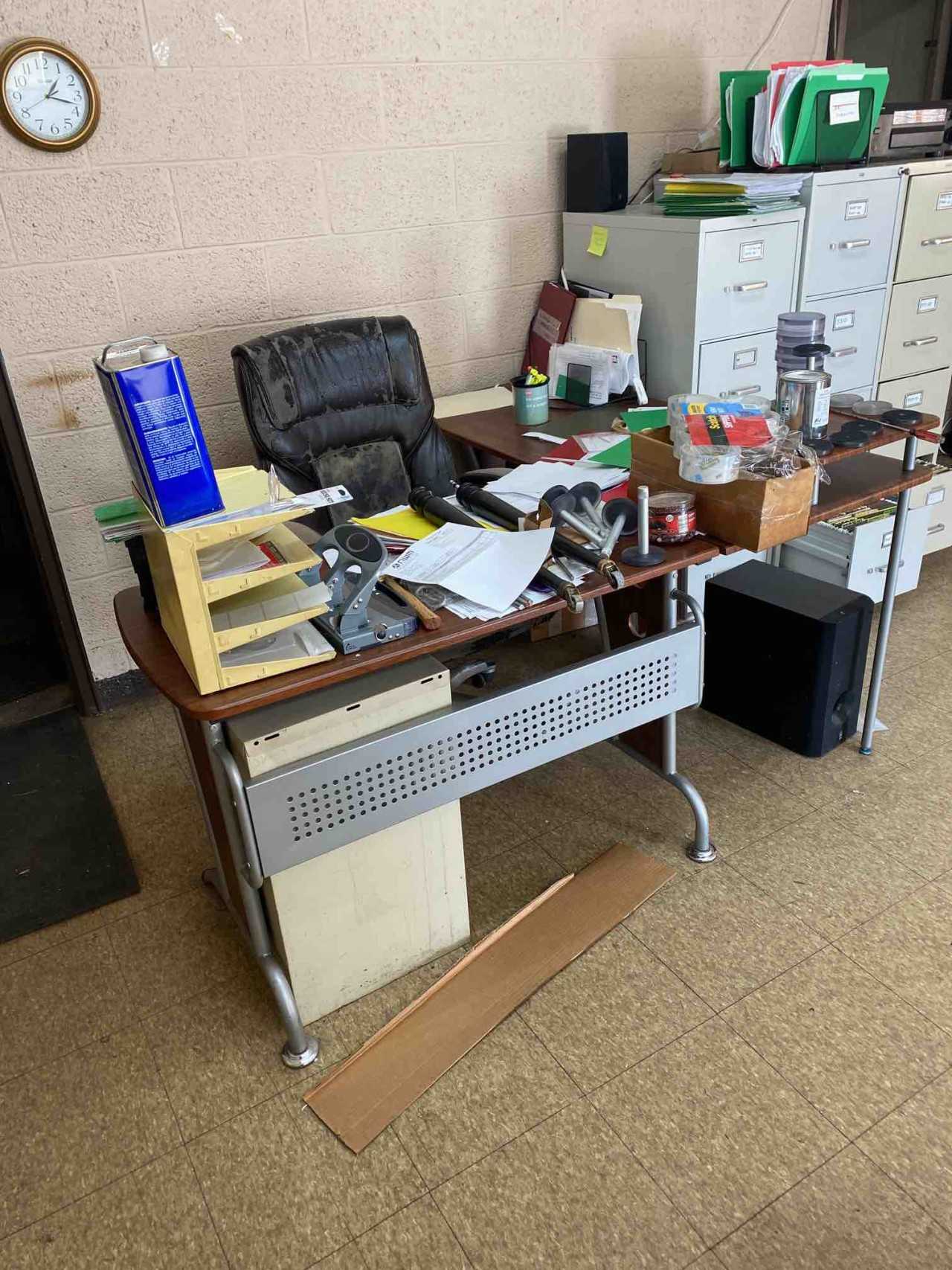 Lot of 2 Office desks - MATERIAL HANDLING