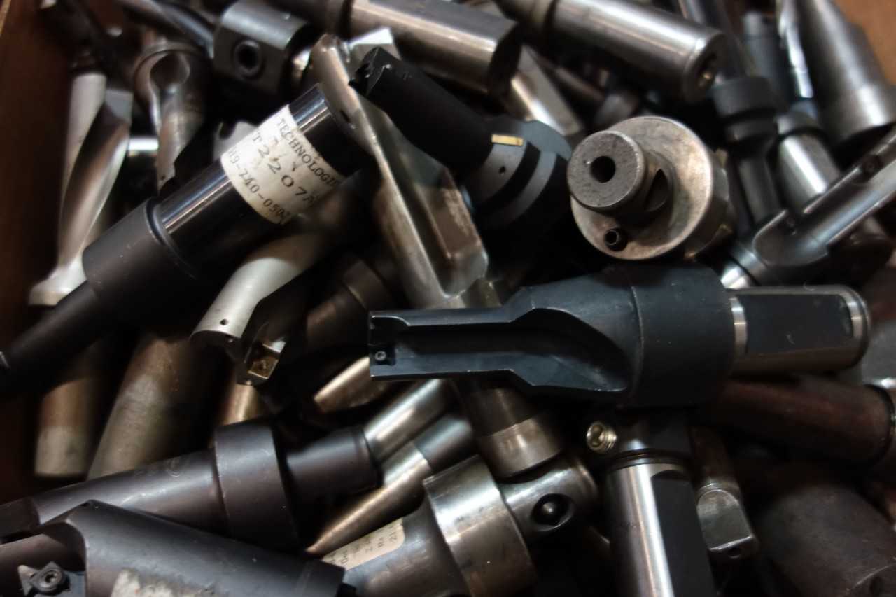 LOT OF ASSORTED BORING BARS, DOVETAIL CUTTERS, CARBIDE TIPPED END MILLS - SANDVIK, KENNAMETAL - MACHINING ACCESSORIES & TOOLING