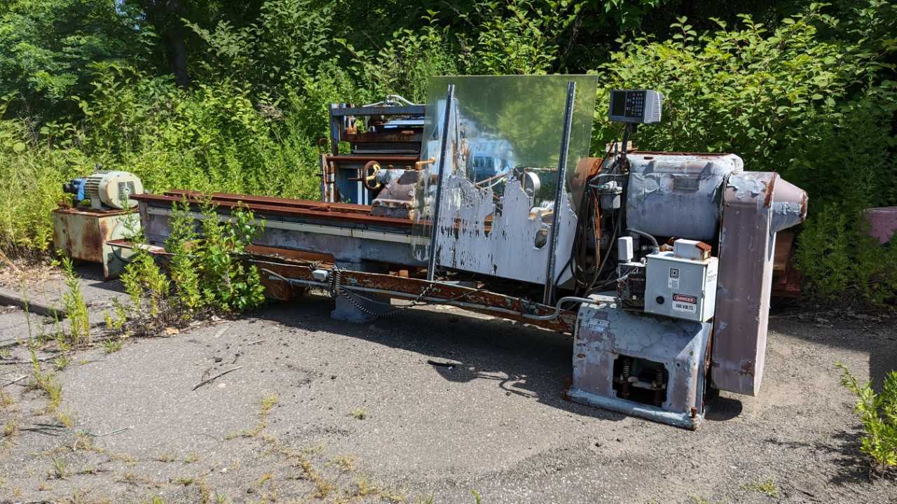 Lot of damaged machinery with transformers and large steel plates - MACHINING ACCESSORIES & TOOLING Lot of damaged machinery with transformers and large steel plates - MACHINING ACCESSORIES & TOOLING