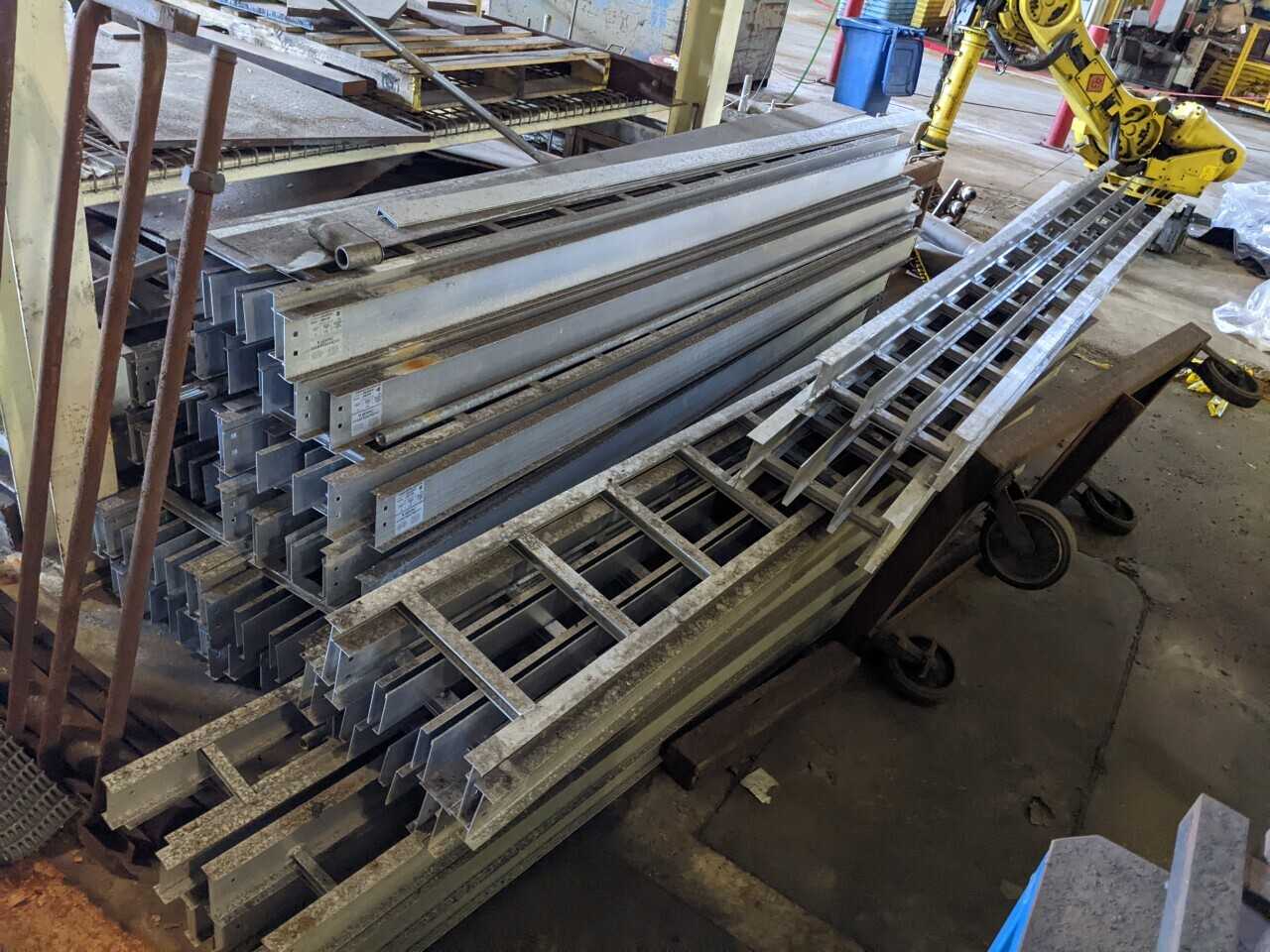 LOT OF ASSORTED ALUMINUM LADDER TRAYS - MATERIAL HANDLING