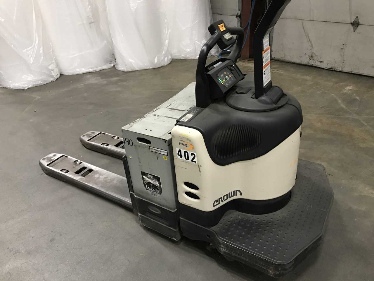 2009 Crown PE4500-60 rider pallet jack, Stevens Point, WI - MANUAL PALLET JACKS