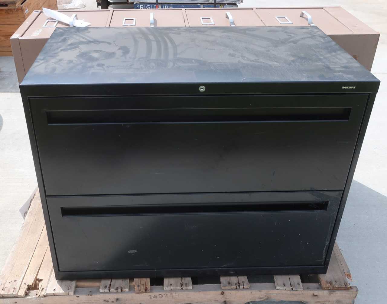 LOT OF 2 OFFICE CABINETS - MISCELLANEOUS