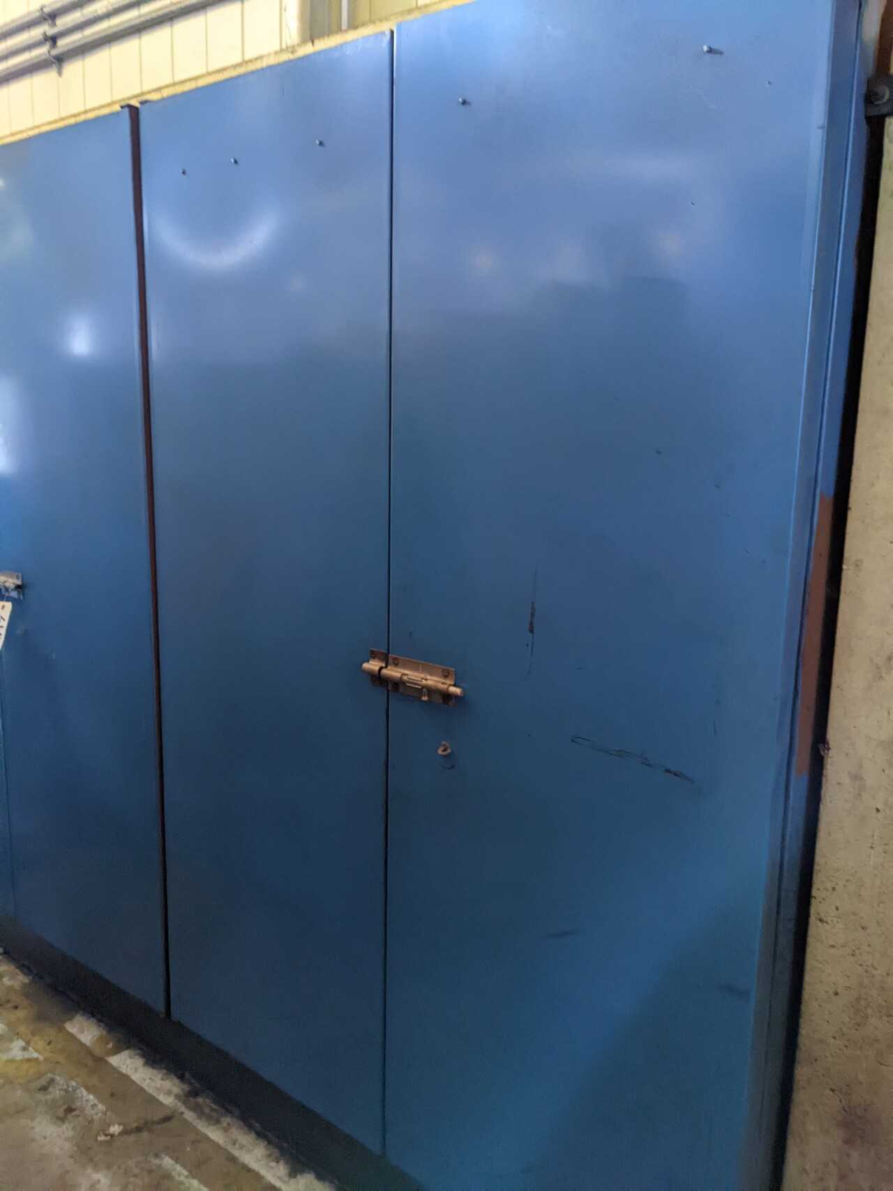 2 DOOR TOOL CABINET WITH CONTENTS, MACHINE PARTS - TOOL STORAGE