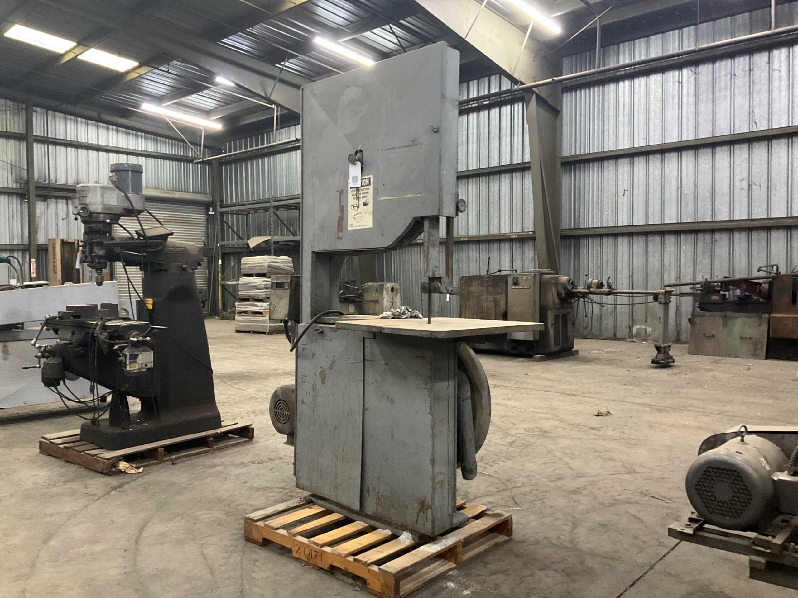 VERTICAL BAND SAW