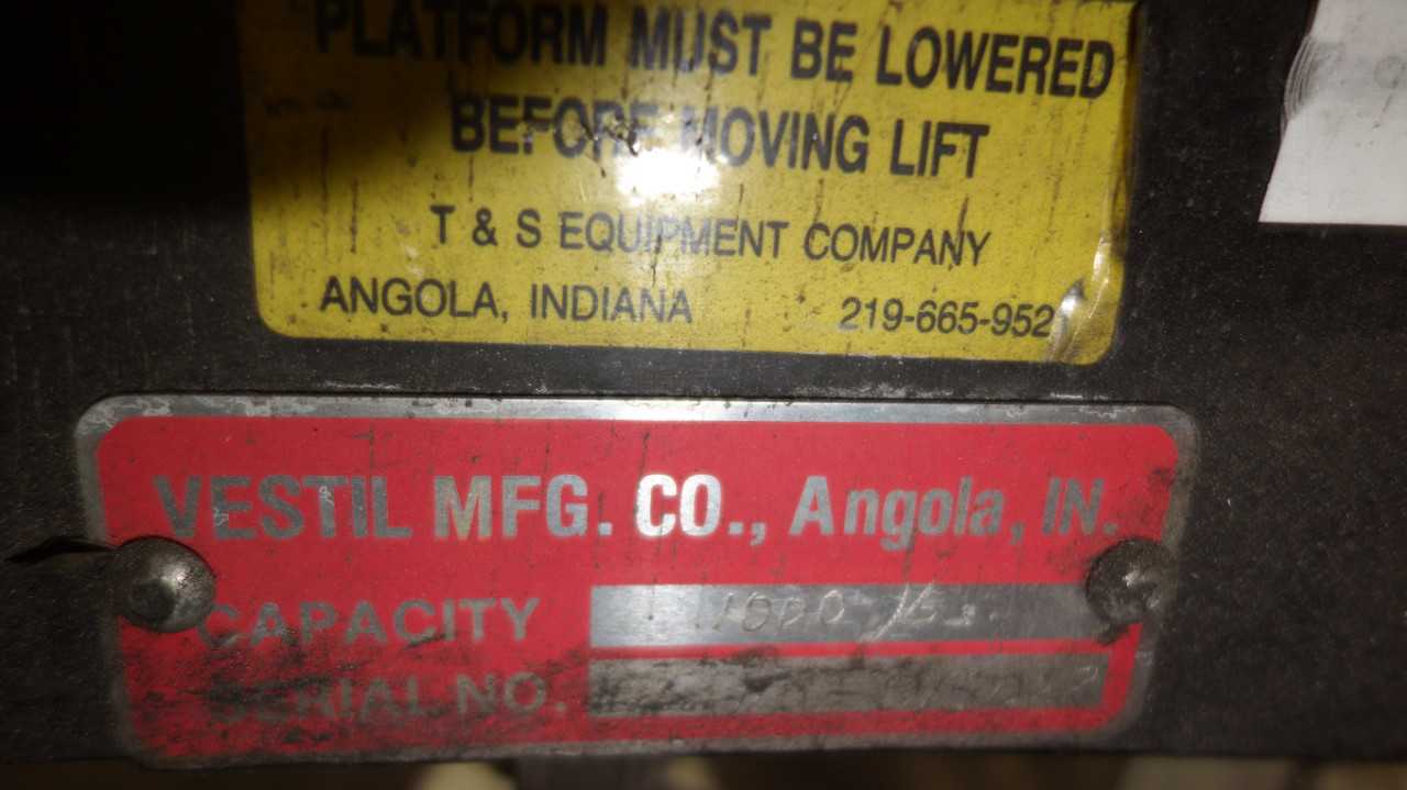 LOT OF 3 MANUAL LIFT CARTS 750B - MISCELLANEOUS