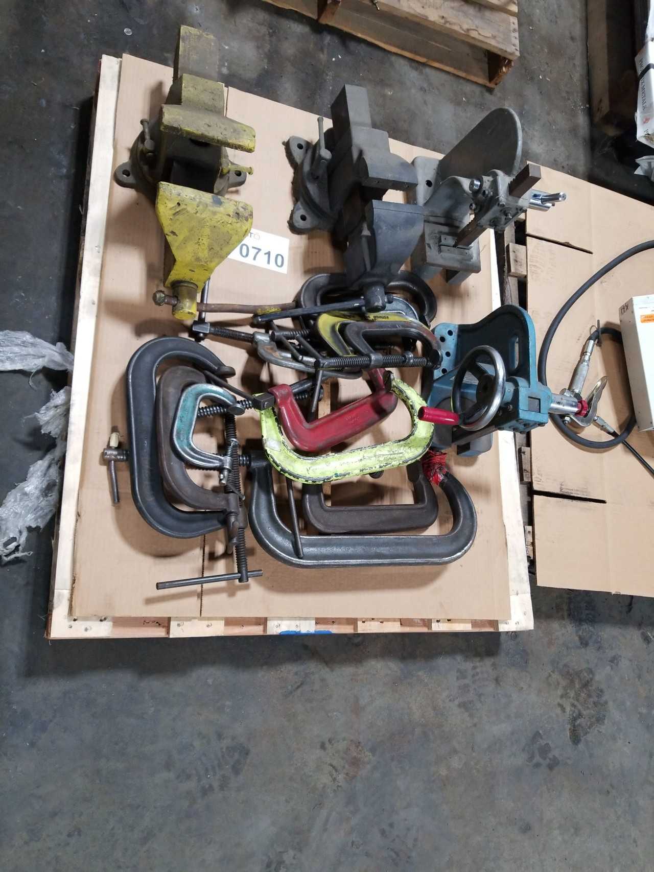 LOT OF ARMOUR PRESS/ BENCH VISE/ C CLAMPS - MISCELLANEOUS LOT OF ARMOUR PRESS/ BENCH VISE/ C CLAMPS - MISCELLANEOUS