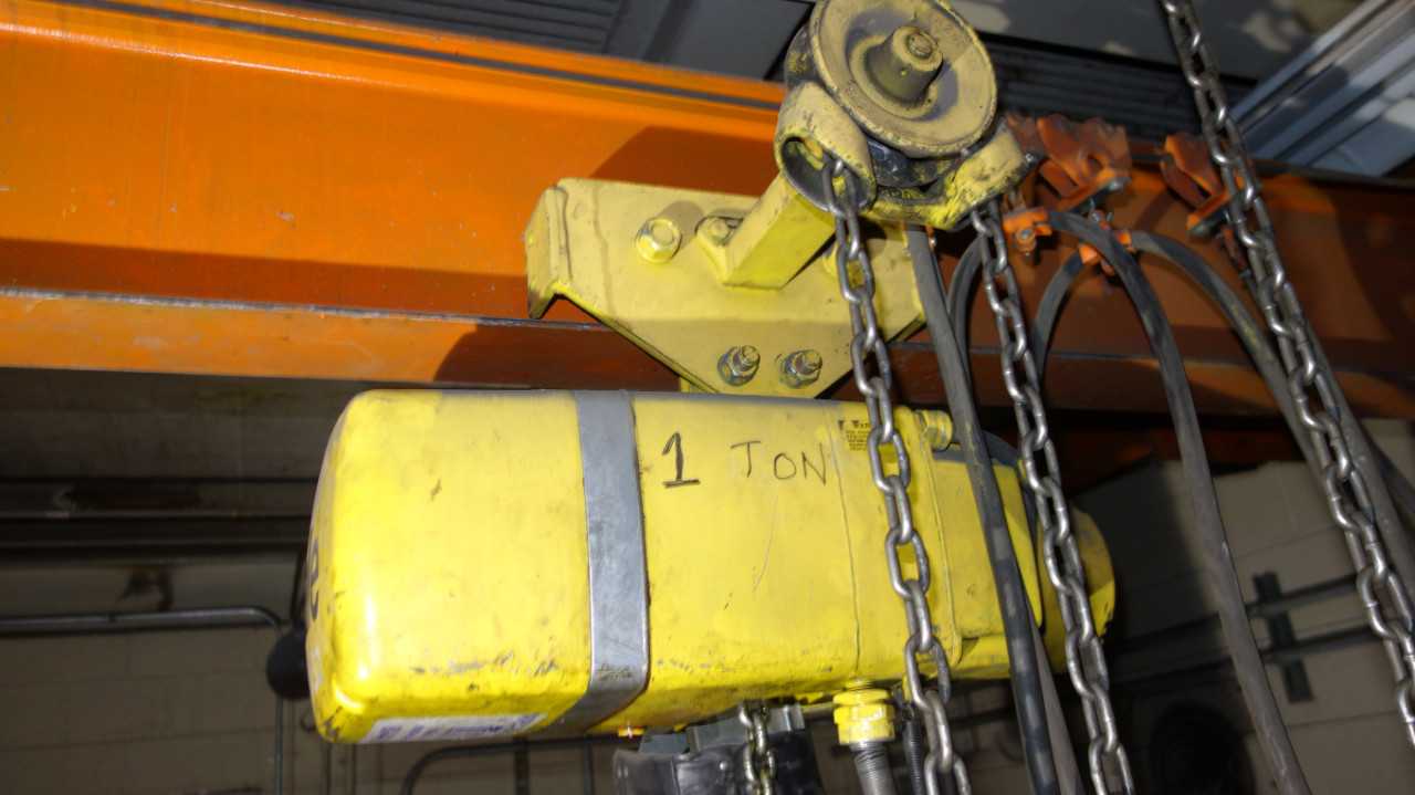 YALE 1 TON ELECTRIC CHAIN HOIST WITH MANUAL TROLLEY - MISCELLANEOUS