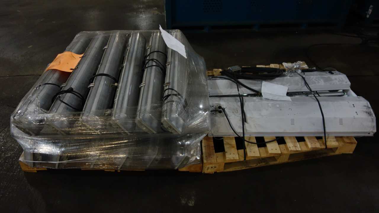2 PALLETS OF ASSORTED LIGHT FIXTURES - LIGHTING