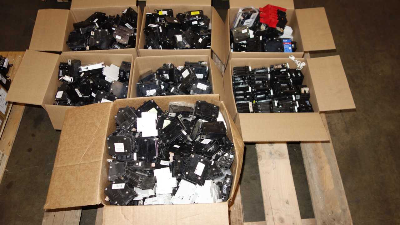 1 PALLET OF ASSORTED EATON QUICKLAG MINIATURE BREAKERS - CIRCUIT BREAKERS