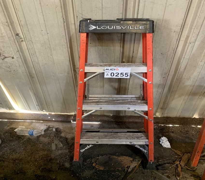 Louisville 3' Step Ladder - MATERIAL HANDLING Louisville 3' Step Ladder - MATERIAL HANDLING