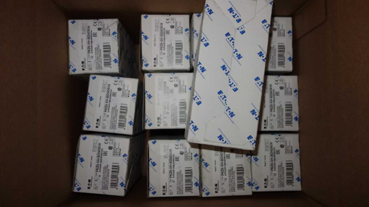 LOT OF 13 EATON PKZ0-XH-SOND539 DOOR COUPLING SWITCHES - ELECTRICAL COMPONENTS