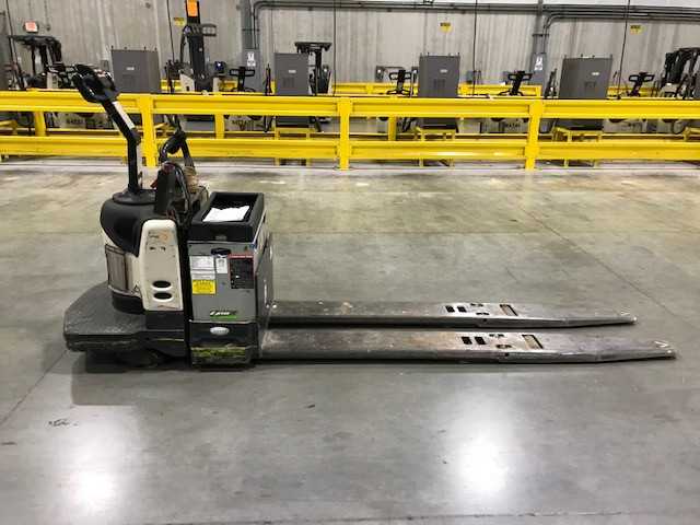2005 Crown PE4000-60 rider jack, Hebron, KY - MANUAL PALLET JACKS
