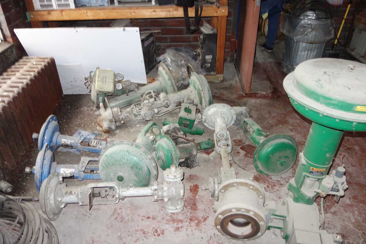 ASSORTED LOT OF FISHER CONTROL VALVES AND ACTUATORS V150 HPS EZ - CONTROL VALVE
