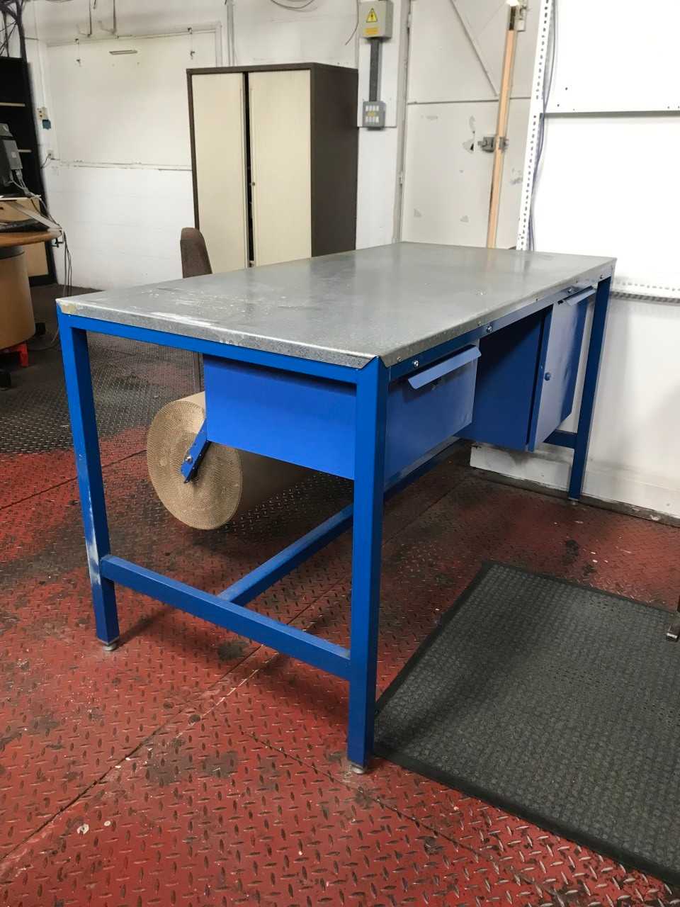 Stores packing bench with tool cupboard - MATERIAL HANDLING