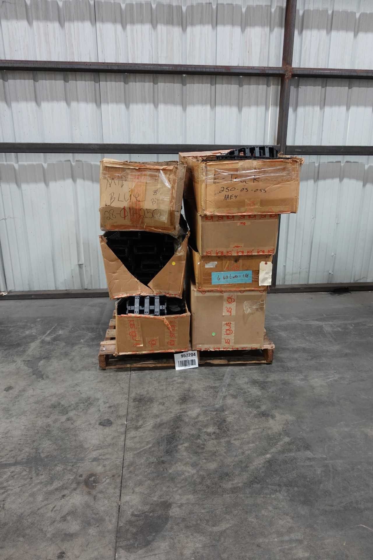 PALLET OF PLASTIC CONVEYOR CHAIN - CONVEYORS