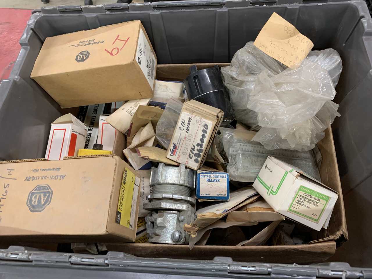 LOT OF MISC. ELECTRICAL RELAYS AND OTHER VARIOUS PARTS ALLEN-BRADLEY, GE, CUTLER-HAMMER - ELECTRICAL PARTS