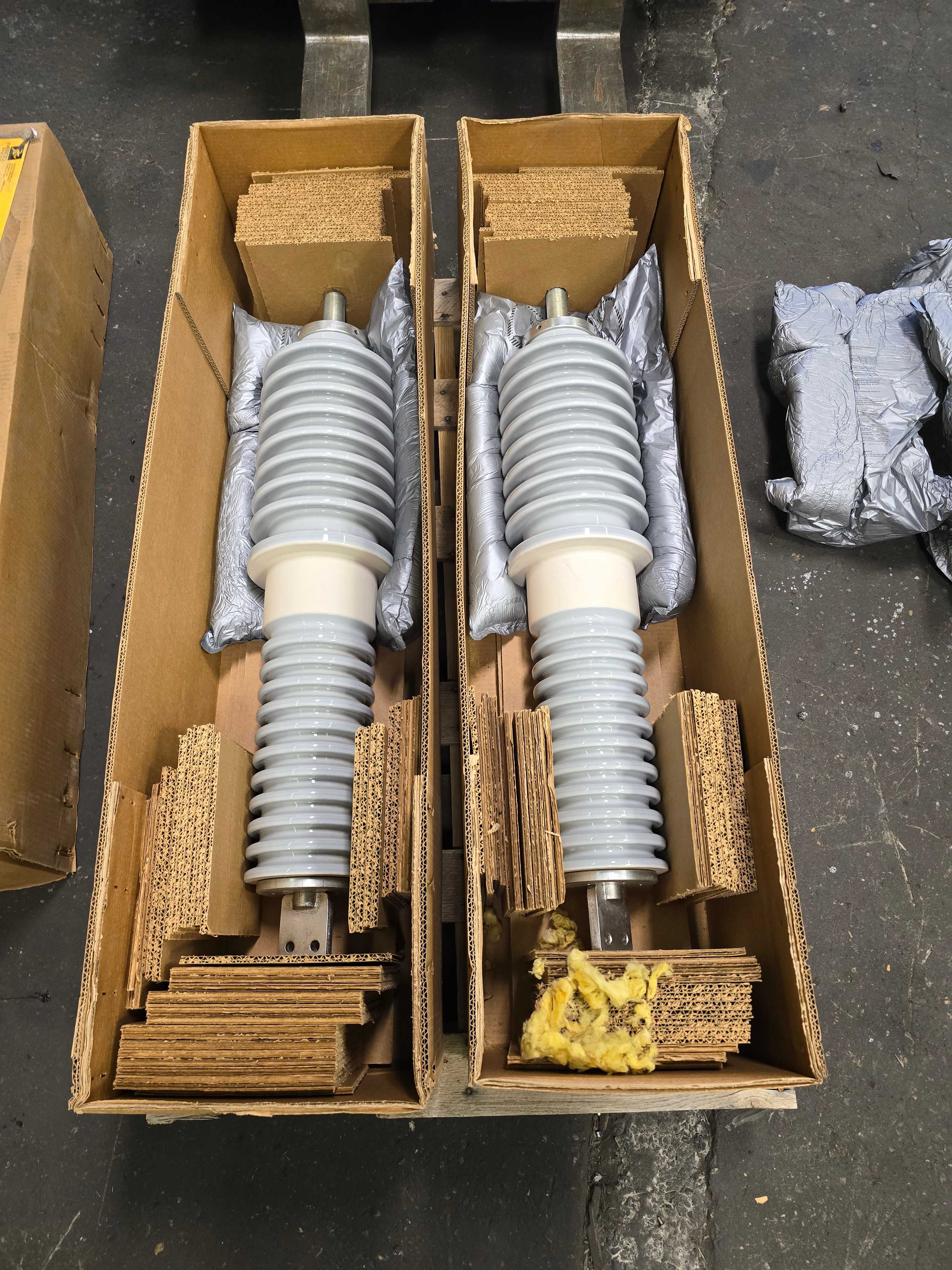 LOT OF HIGH VOLTAGE ELECTRICAL BUSHINGS - QTY 2 - ELECTRICAL COMPONENTS LOT OF HIGH VOLTAGE ELECTRICAL BUSHINGS - QTY 2 - ELECTRICAL COMPONENTS