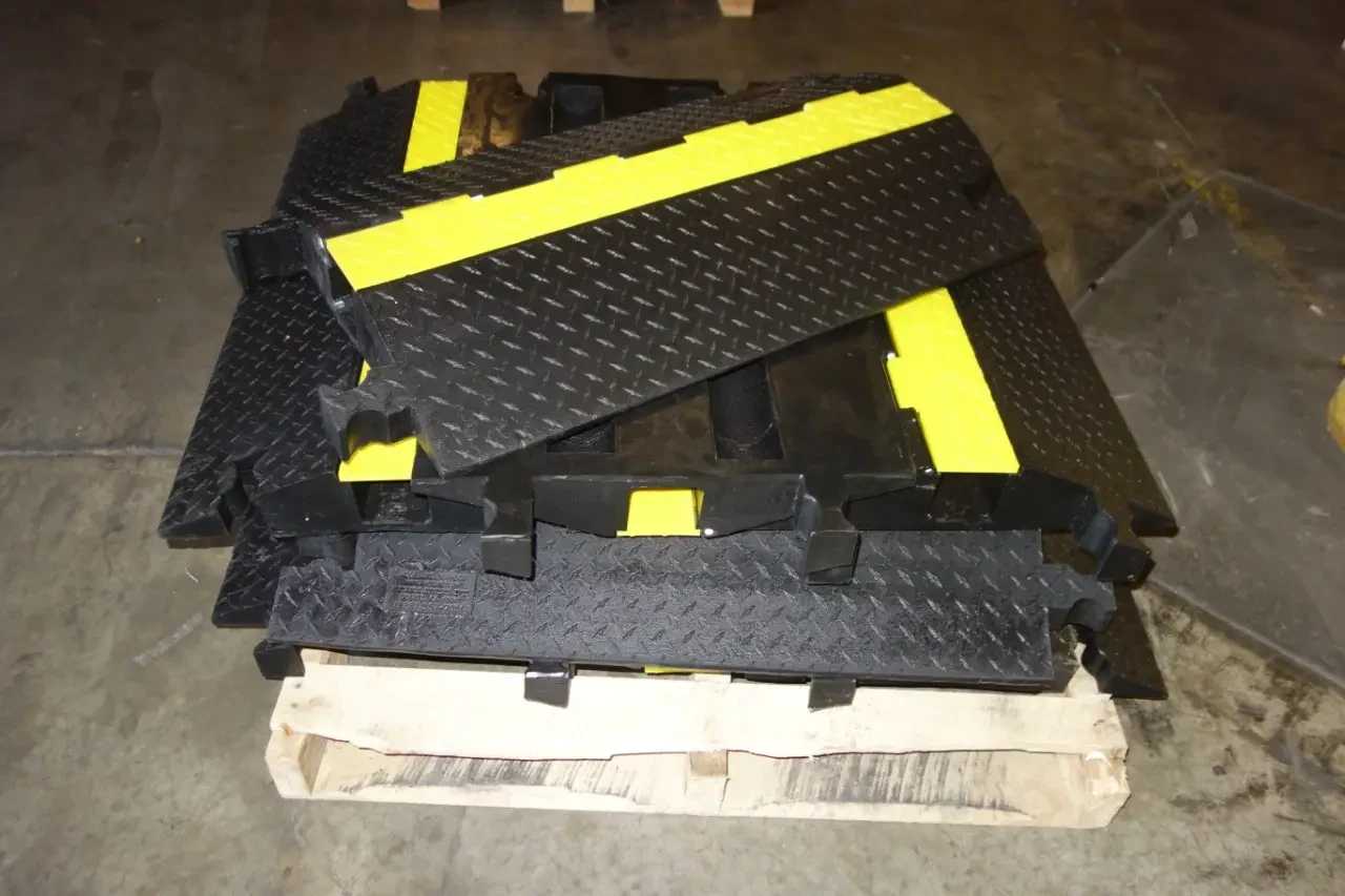 PALLET OF YELLOW JACKET INTERLOCKING CORD SAVER RAMPS - INDUSTRIAL PARTS PALLET OF YELLOW JACKET INTERLOCKING CORD SAVER RAMPS - INDUSTRIAL PARTS