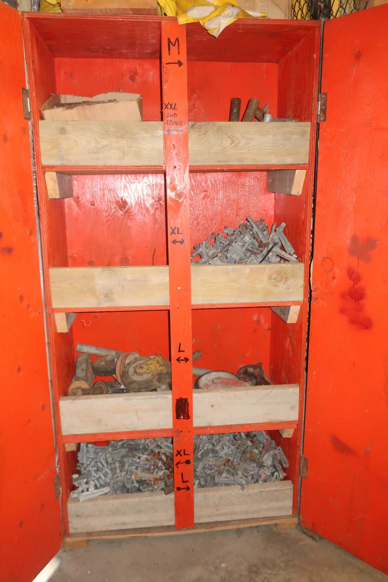 CABINET OF ASSORTED SCAFFOLDING HARDWARE, CASTORS, CLAMPS, LOCKING PINS, BAKERS - ELECTRIC POWER TOOLS