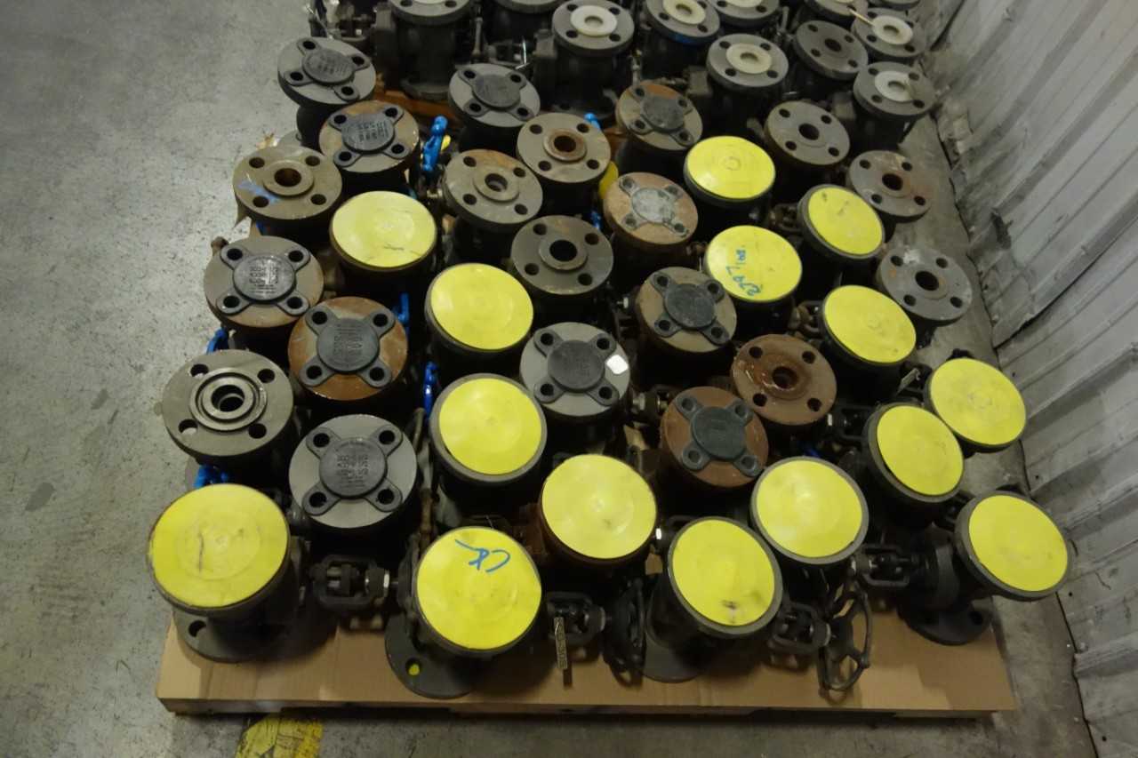 2 PALLETS OF 1-1/2 IN GATE VALVES - VALVES