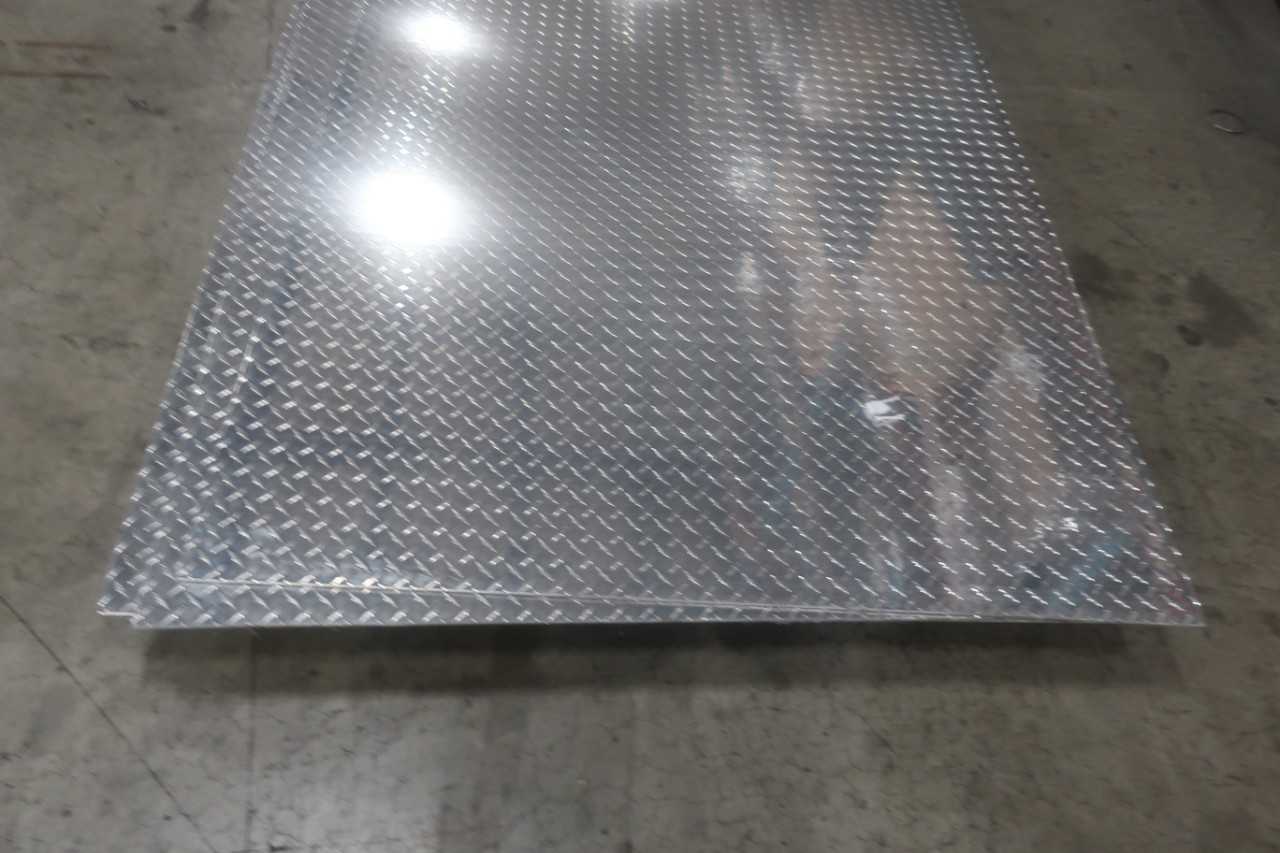 LOT OF 4 DIAMOND PLATED 4' X 8' ALUMINUM SHEETS 3/16" THICK - TUBE LASER CUTTERS