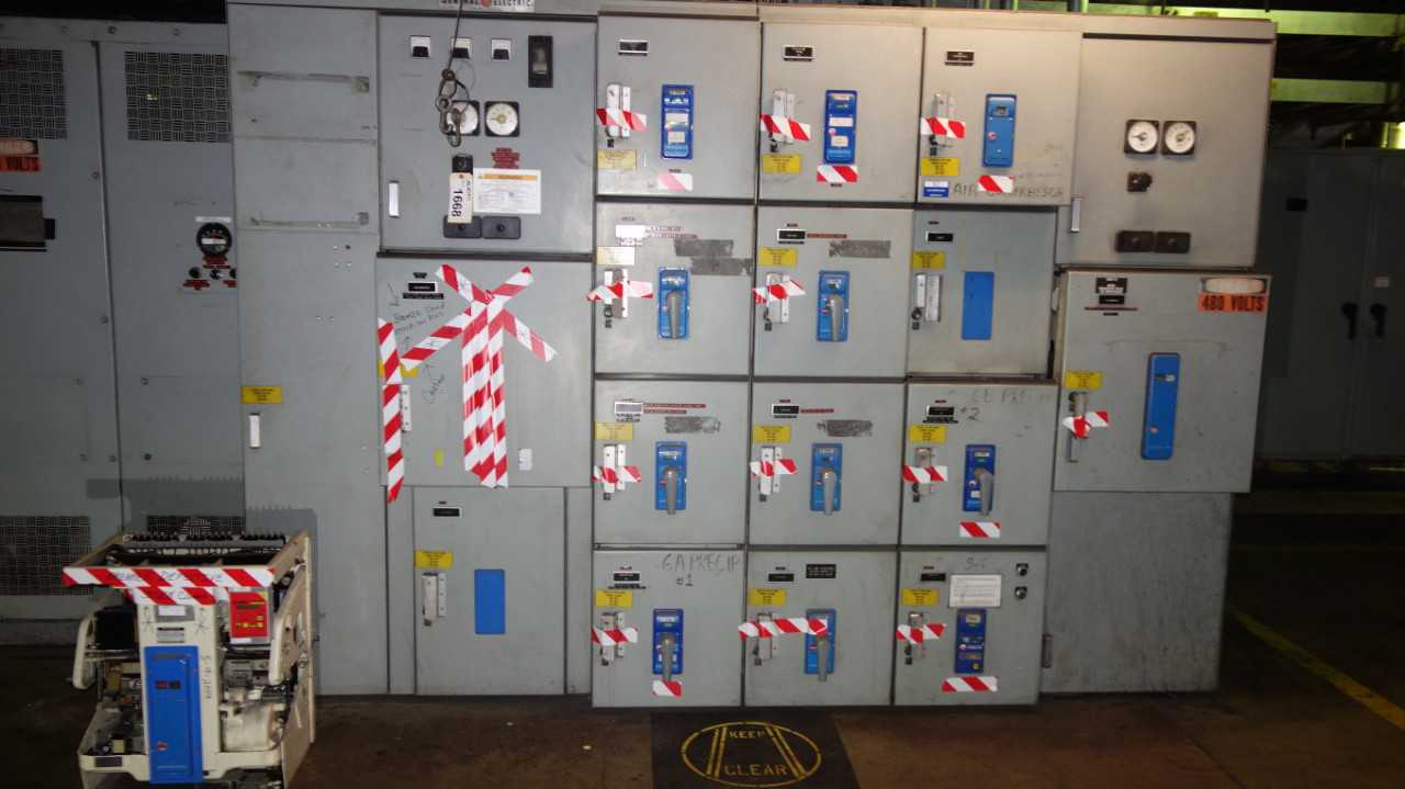 X5 SECTIONS OF GE AKD-5 SWITCHGEAR BREAKER PANELS - SWITCHGEAR