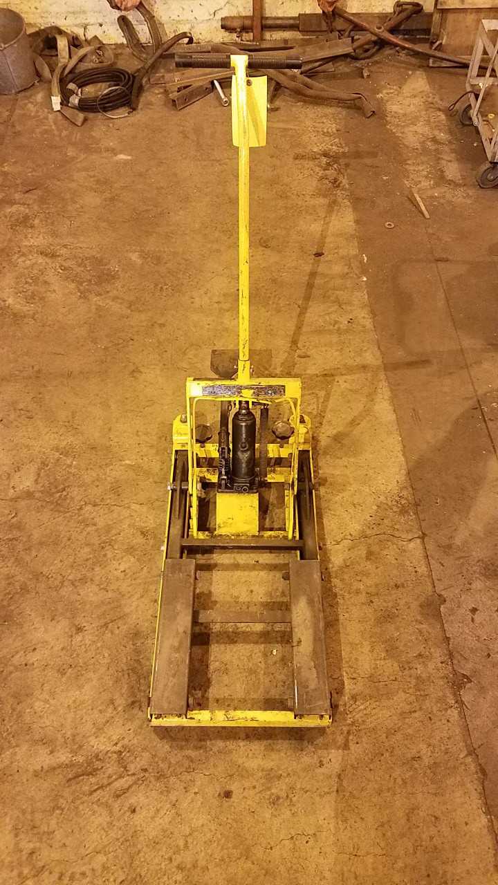 CENTRAL HYDRAULICS 1500 LBS ATV LIFT HYDRAULIC SERVICE JACK - FORKLIFTS CENTRAL HYDRAULICS 1500 LBS ATV LIFT HYDRAULIC SERVICE JACK - FORKLIFTS