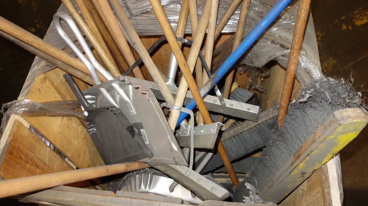 1 CRATE OF ASSORTED BROOMS, SQUEEGEES, DUSTPANS - PLANT & FACILITY