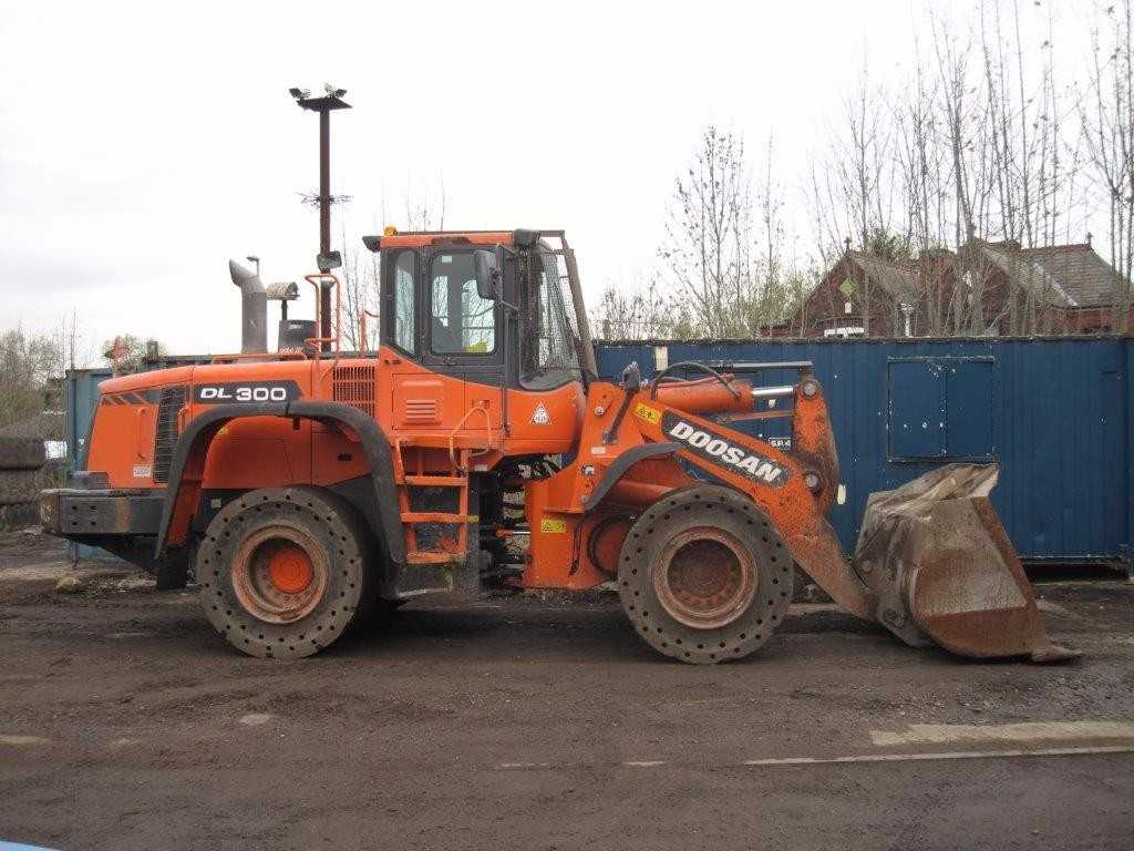 Doosan DL300 Loading Shovel - WHEEL LOADERS