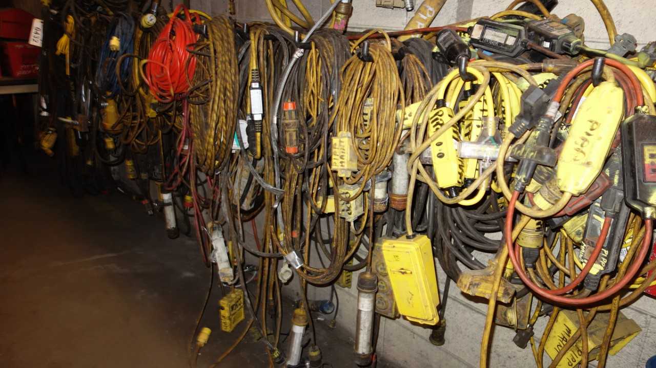 ASSORTED LOT OF EXTENSION CABLE AND LIGHTING - LIGHTING