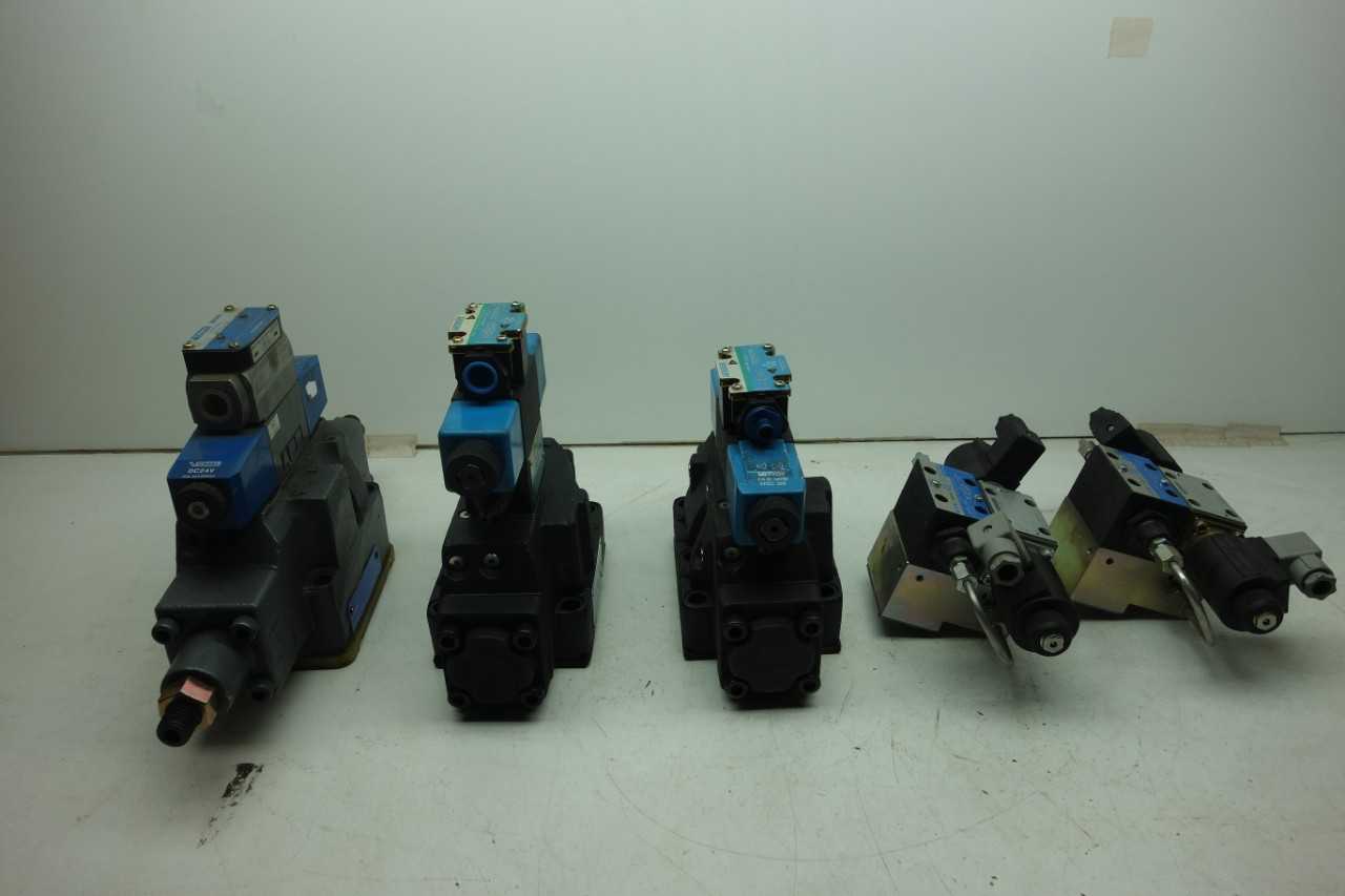 LOT OF ASSORTED HYDRAULIC DIRECTIONAL CONTROL VALVES- VICKERS, EATON - CONTROL VALVE
