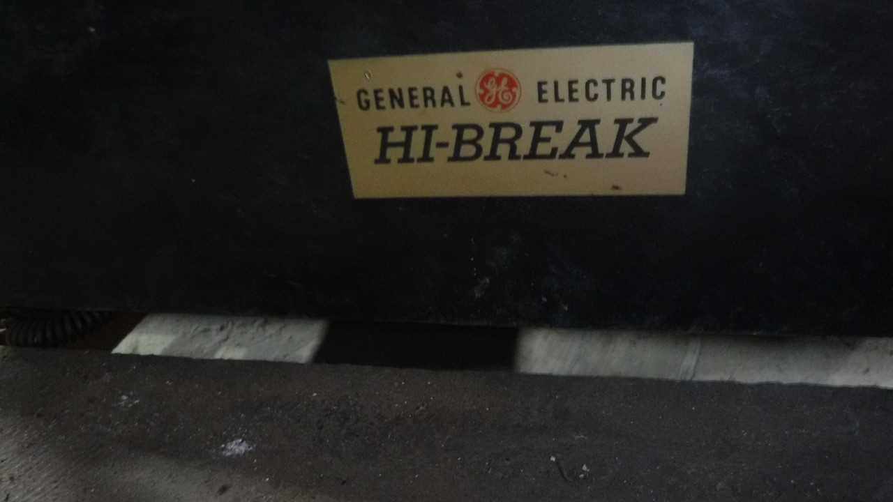 Two 500 Amp General Electric Circuit Breakers - CIRCUIT BREAKERS