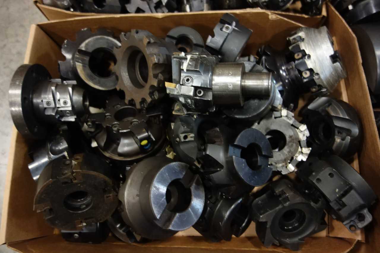LOT OF ASSORTED SURFACE MILLS AND CUTTERS - KENNAMETAL, MITSUBISHI - MACHINING ACCESSORIES & TOOLING