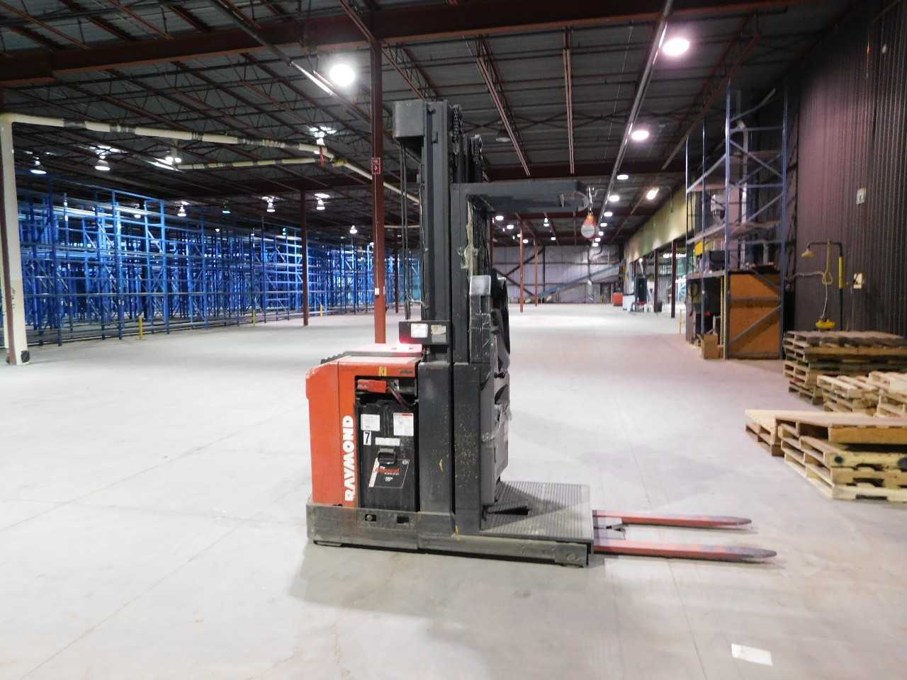 Raymond Stand on Forklift - FORKLIFTS