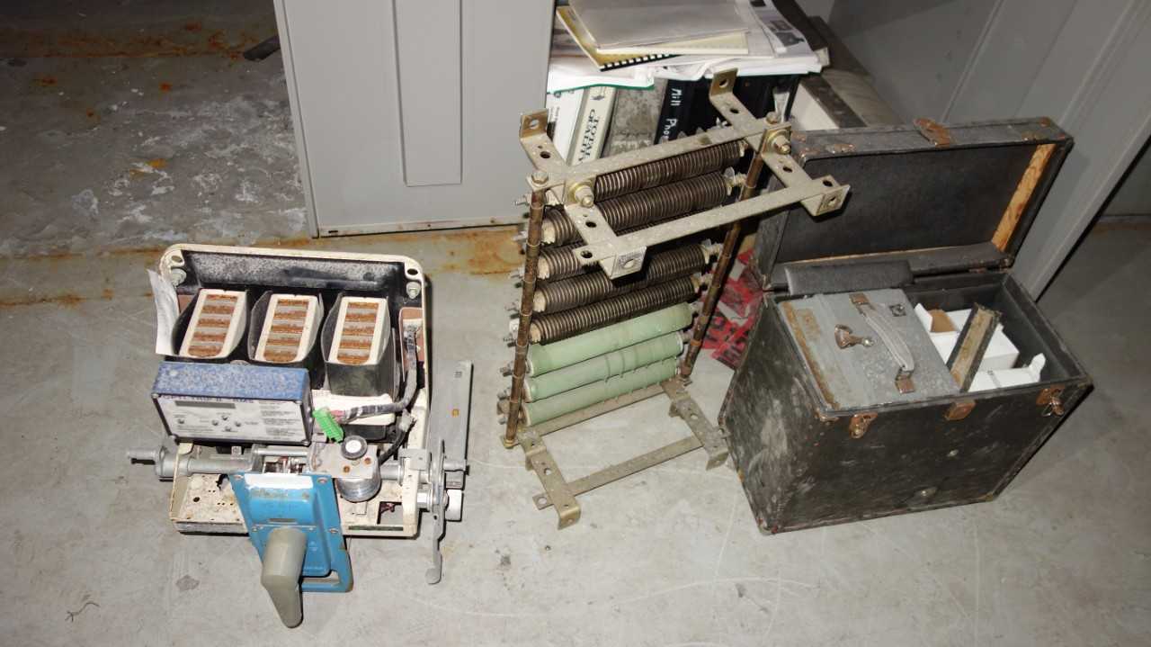 CABINET WITH ELECTRICAL CONTENTS, GE BREAKER, PARTS, RECORDERS - CIRCUIT BREAKERS