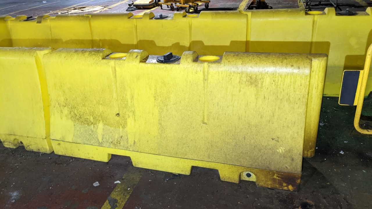 Lot of 10 safety traffic barriers - SAFETY EQUIPMENT