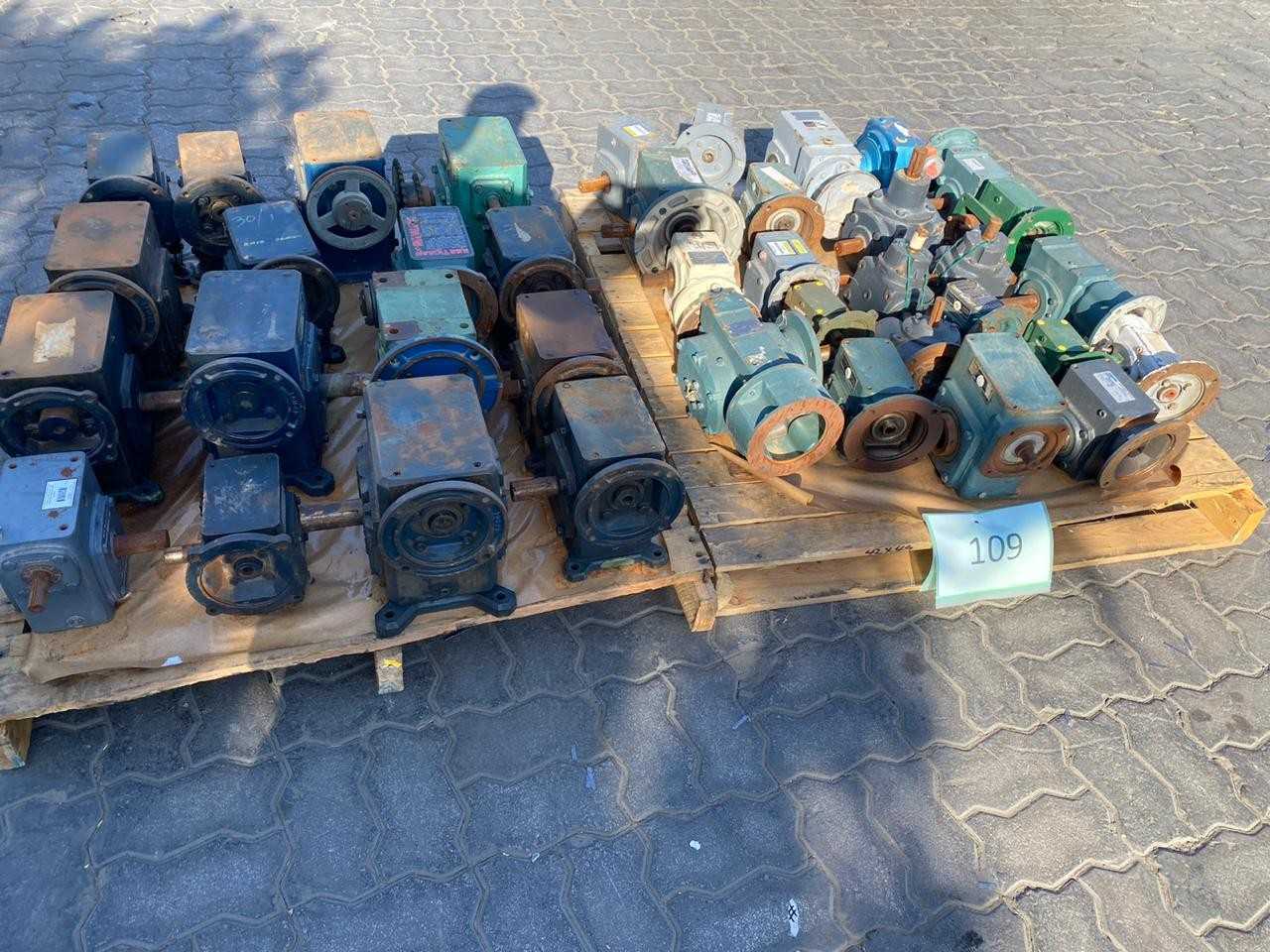 2 PALLETS OF ASSORTED GEARS - HAND TOOLS