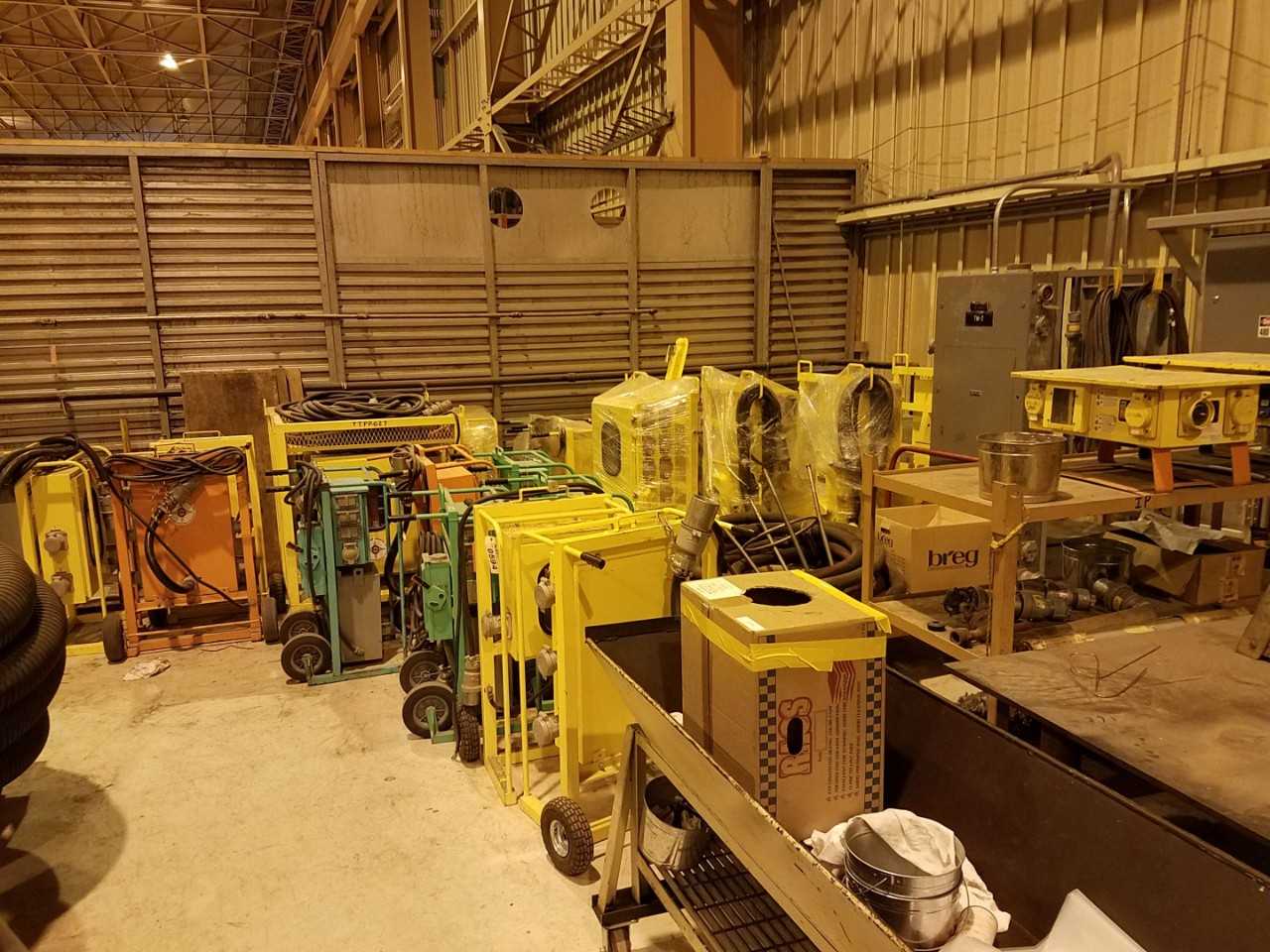 Lot of assorted portable power distribution centers - ELECTRICAL COMPONENTS Lot of assorted portable power distribution centers - ELECTRICAL COMPONENTS